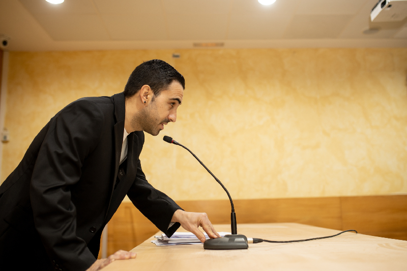 The authoritative edge – Chairman Microphone vs. Delegate Unit