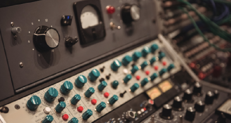 Image of the SR-2500D Digital Class-D Amplifier showing the power indicators and dual-channel controls.