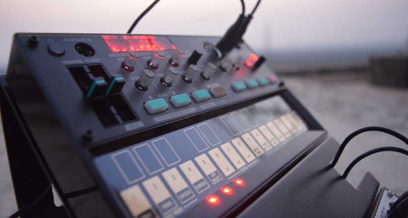 Image of the BR-DCU-CU2000-W Wireless Controller front panel with LCD screen and antenna port